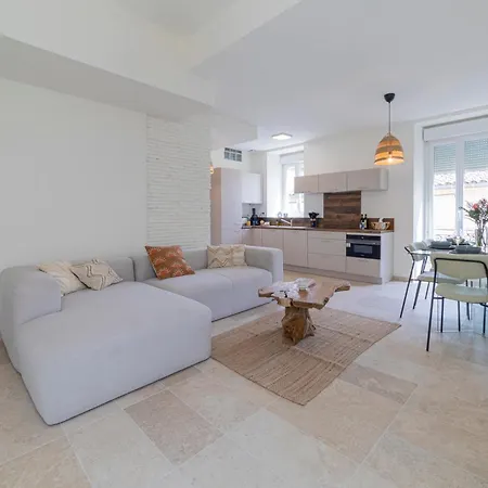 Apartment Le Grand Nimois, Clim, Spacieux 8 Pers Nimes