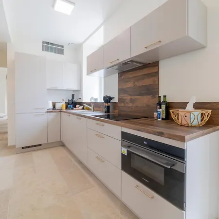 Apartment Le Grand Nimois, Clim, Spacieux 8 Pers Nimes