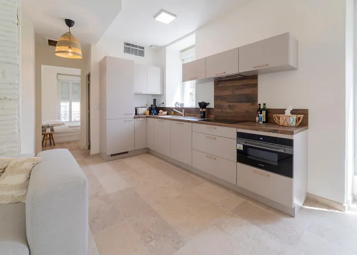 Spacieux 4 , Clim Au Coeur De Maisoncarreeconciergerie Nîmes