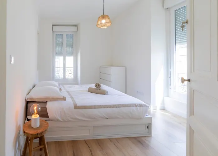 Spacieux 4 , Clim Au Coeur De Maisoncarreeconciergerie Apartamento Nîmes